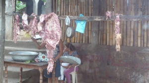 Her var det ei familie som selde ferskt svinekjøt undervegs - i varmen....... 