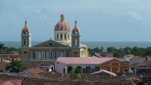 Utsikt frå tårnet i kyrkja Merced, mot den nye kyrkja på plaza-en.