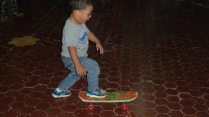 Denne 3-åringen sjarmerte meg med sin iver ette å lære å stå på skateboard :)